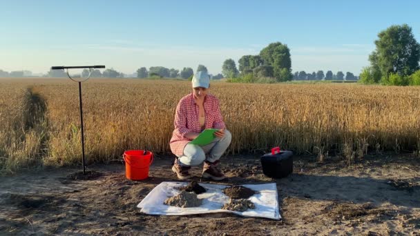 Woman Agriculturist Performing Soil Analysis Taking Notes Sample Information Sheet — Vídeo de stock