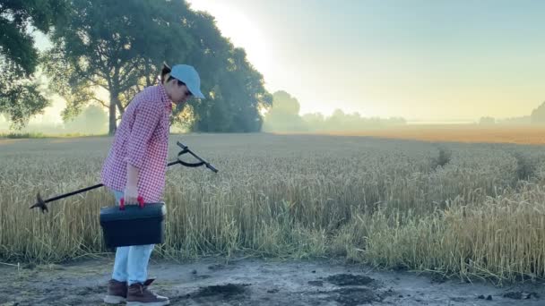 Female Agronomy Specialist Preparing Examine Soil Grounds Agricultural Grain Field — Stock videók