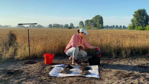 Женщина Специалист Агрономии Готовится Тестированию Почвы Берет Цифровой Измерительный Прибор — стоковое видео
