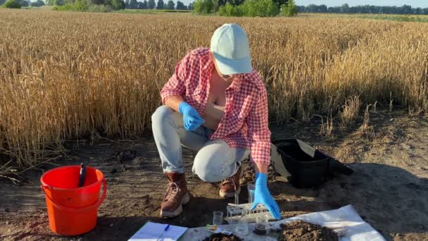 Female Agronomy Specialist Conducting Soil Acidity Test Taking Litmus Paper — Stok video