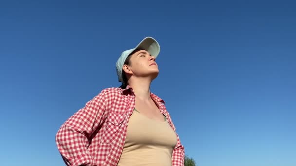 Young Adult Woman Enjoying Clear Blue Sky Standing Meadow Field — Vídeo de stock