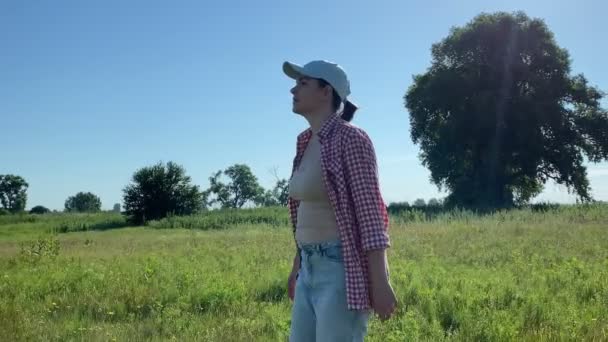 Young Adult Woman Walking Meadow Sunrise Beautiful Woman Wearing Hat — Vídeo de Stock