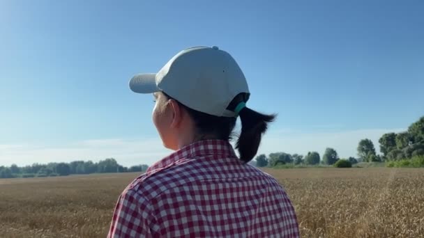 Beautiful Young Adult Woman Farmer Enjoying Sunrise Standing Agricultural Grain — Vídeo de stock