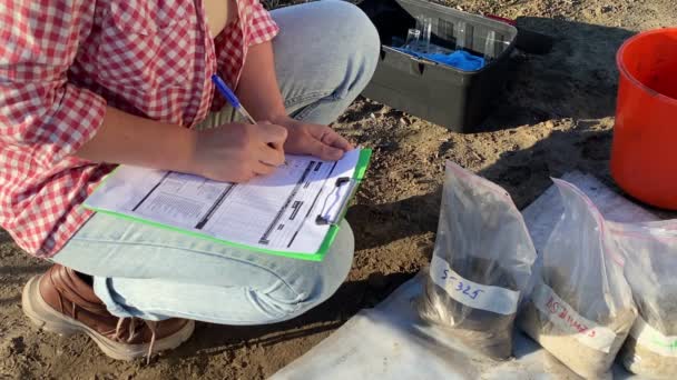 Closeup Female Agronomist Preparing Soil Samples Laboratory Analysis Writing Information — Vídeo de Stock