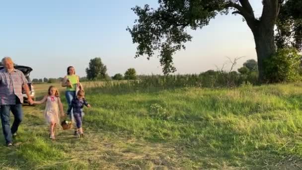 Family Two Children Arrived Meadow Arrange Small Picnic Field Sunset — Stockvideo