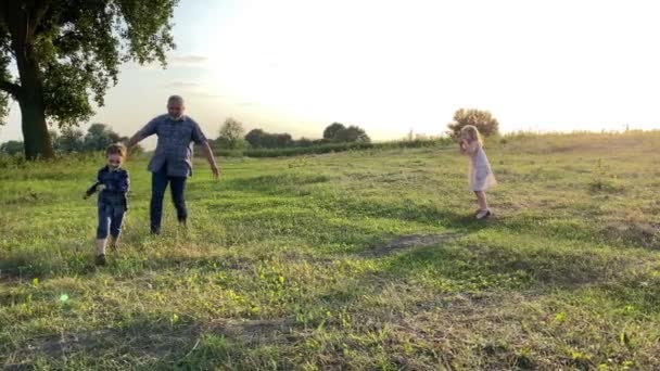 Cheerful Father Playing Kids Nature Fiery Lights Sunset Family Two — Stockvideo