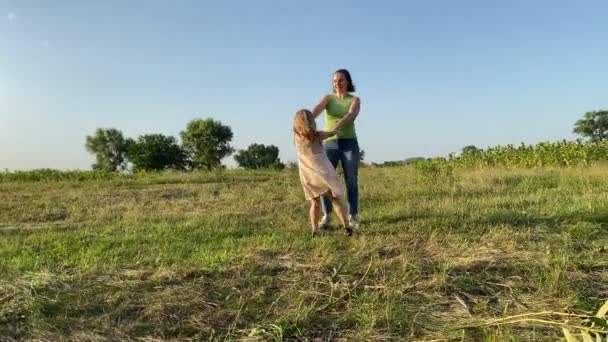 Mother Daughter Having Fun Meadow Sunset Young Adult Woman Little — ストック動画