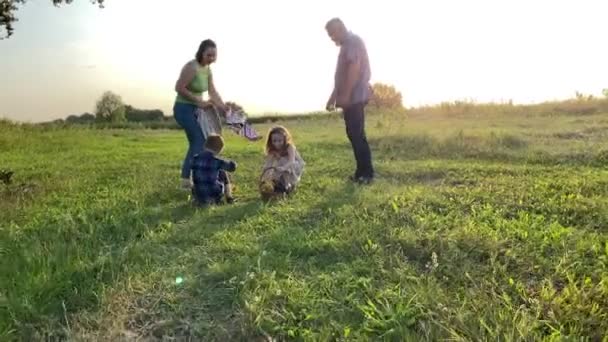 United Family Organizing Small Picnic Meadow Sunset Little Girl Taking — Αρχείο Βίντεο