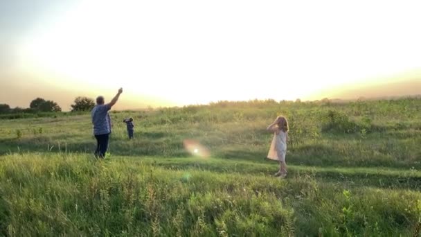 Father Two Children Flying Kite Countryside Golden Lights Sunset Male — Stockvideo