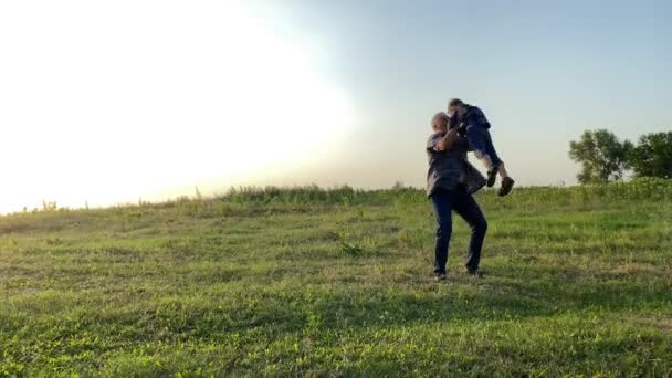 Silhouette Father Little Son Having Fun Spending Leisure Together Countryside — Αρχείο Βίντεο