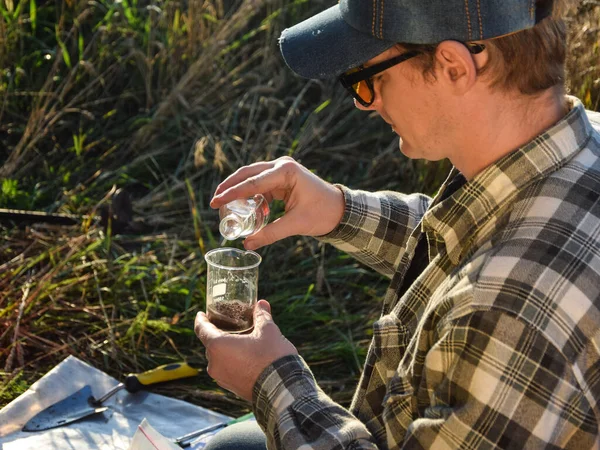 Male Agronomy Specialist Testing Soil Sample Outdoors Using Laboratory Equipment — Stockfoto