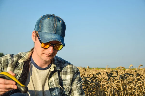 Portrait Male Agronomy Specialist Sunglasses Wearing Hat Checkered Shirt Sitting — Foto Stock