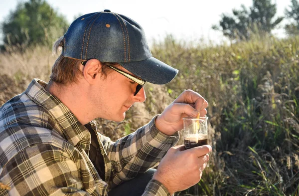 Close Male Agronomy Specialist Testing Soil Sample Outdoors Using Laboratory — Photo