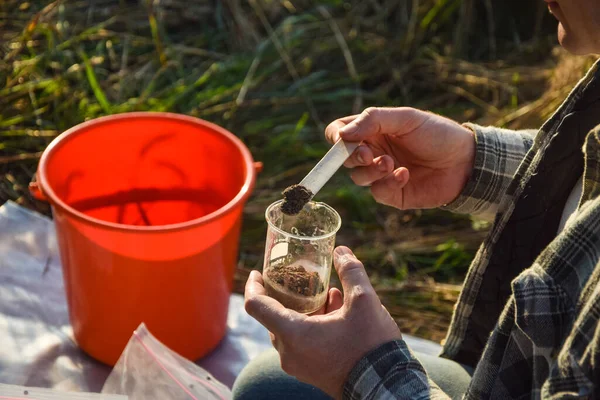 Closeup Male Agronomy Specialist Testing Soil Sample Outdoors Using Laboratory — Stock Fotó