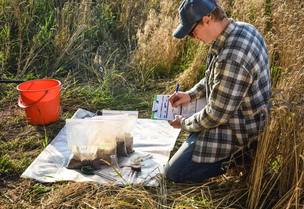 Male Agronomist Preparing Soil Samples Sample Bags Laboratory Analysis Writing — Photo