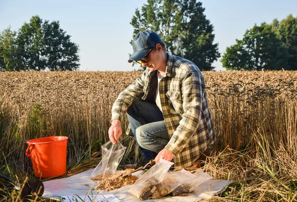 Agronomy Specialist Preparing Soil Samples Laboratory Analysis Outdoors Professional Farmer — Stockfoto