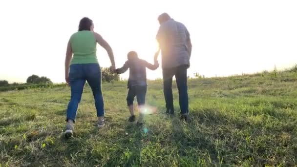 Pandangan Belakang Keluarga Dengan Satu Anak Menghabiskan Waktu Bersama Sama — Stok Video