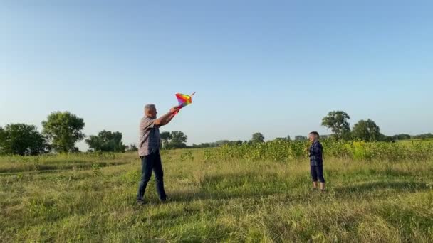 Família Com Filho Divertindo Natureza Avô Ensinar Rapazinho Voar Livre — Vídeo de Stock