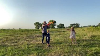 İki çocuklu bir aile gün batımında vakit geçiriyorlar. Büyükbaba çocuklara açık havada uçurtma uçurmayı öğretiyor. Taşra yolunda oyuncakla koşan küçük bir kız. Basit yaşamda mutluluk
