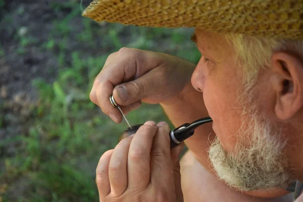 Homme Adulte Âgé Avec Barbe Blanche Fumant Tabac Plein Air — Photo