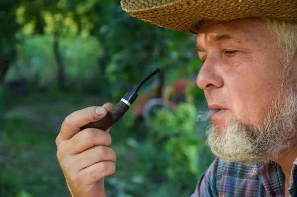 Senior Vuxen Man Med Vitt Skägg Rökning Tobaksrör Utomhus Landsman — Stockfoto