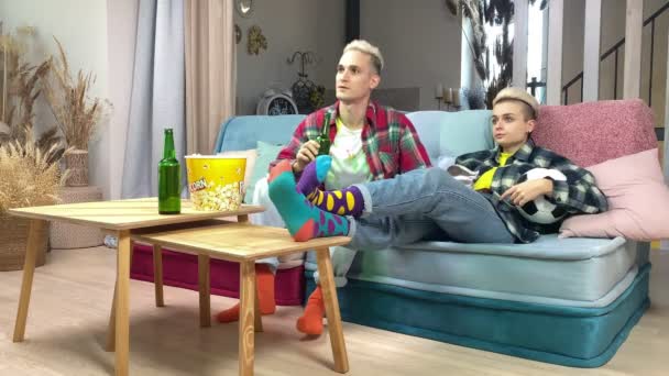 Mod Młoda Heteroseksualna Para Ogląda Mecz Piłki Nożnej Online Pomieszczeniach — Wideo stockowe
