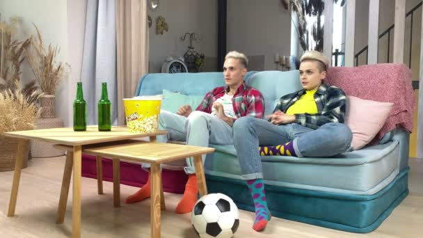 Modern Heteroseksüel Çift Futbol Takımına Tezahürat Yapıyor Televizyon Seyrediyor Golü — Stok video