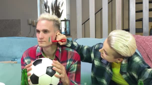 Junges Stilvolles Weißes Paar Bereitet Sich Darauf Vor Italiens Fußballmannschaft — Stockvideo