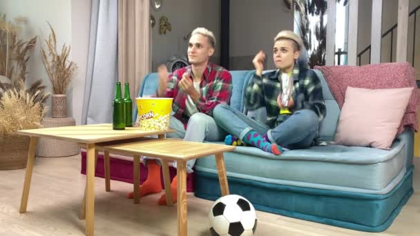 Entusiástico Jovem Casal Assistindo Campeonato Futebol Expressando Decepção Por Jogo — Vídeo de Stock