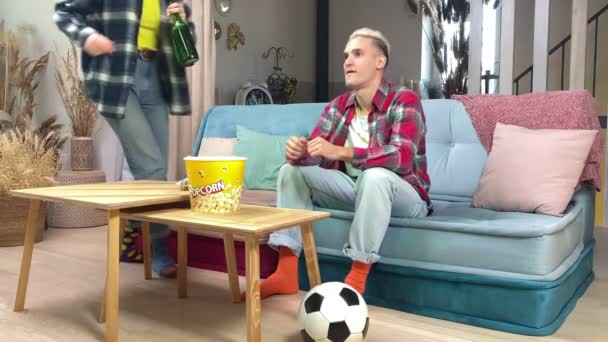 Fröhliche Junge Eheleute Die Hause Ein Fußballspiel Live Fernsehen Verfolgen — Stockvideo