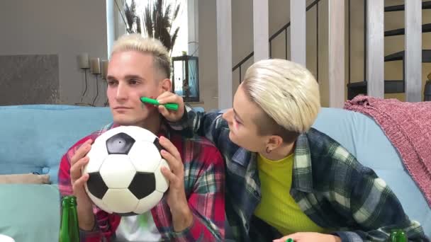 Junges Stilvolles Weißes Paar Bereitet Sich Darauf Vor Portugals Fußballmannschaft — Stockvideo