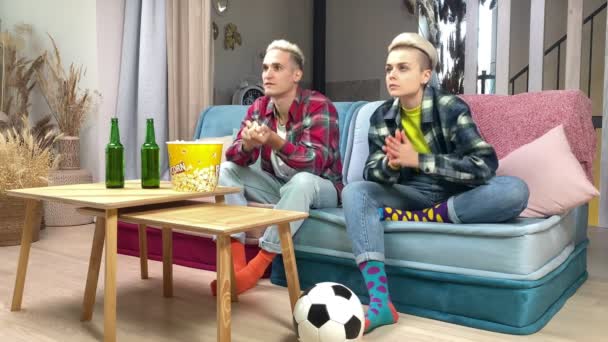 Junger Mann Und Stylische Frau Mit Kurzhaarfrisur Jubeln Fußballmannschaft Indem — Stockvideo