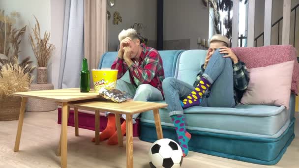 Junges Paar Das Live Fußballturniere Verfolgt Ein Auge Zudrückt Das — Stockvideo