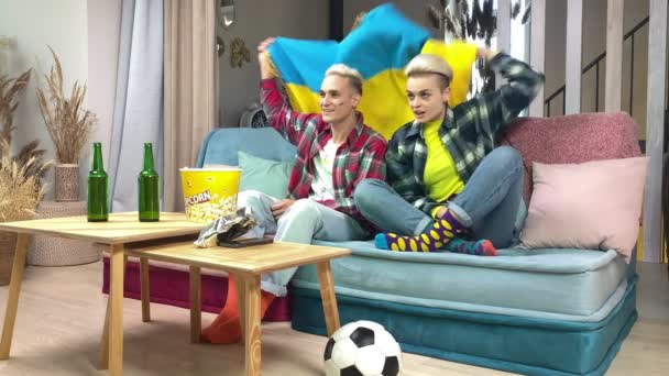 Szczęśliwi Fani Piłki Nożnej Kibicujący Ukraińskiej Drużynie Sportowej Podczas Oglądania — Wideo stockowe