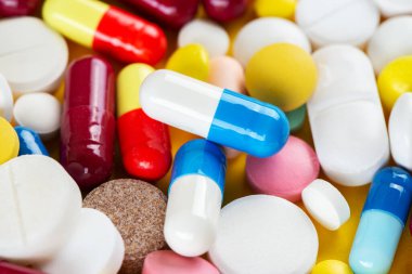 Renkli hapların ve kapsüllerin geçmişi. İlaç endüstrisi konsepti. Eczane. Antibiyotik direnci. Üst görünüm.