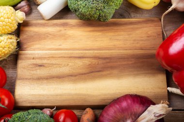 Sağlıklı beslenme. Sebzeler beyaz ahşap bir masada. Organik gıda çerçevesi. Vegan ya da diyet gıda konsepti. Mesaj için yer var. Üst görünüm.