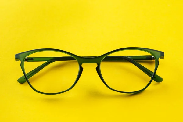 Stilvolle Brille Auf Gelbem Hintergrund Optikgeschäft Brillenauswahl Sehtest Sehuntersuchung Beim — Stockfoto