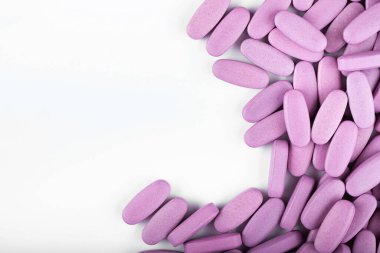 Beyaz arka planda mor haplar. Küresel sağlık hizmeti kavramı. Antibiyotik ilaç direnci. İlaç endüstrisi..