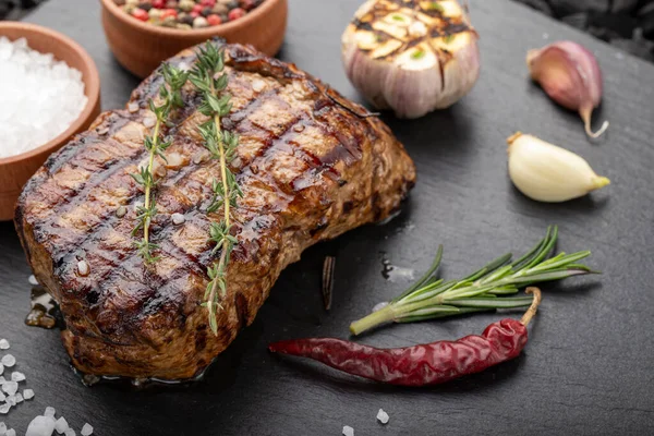 Fresco Filete Jugoso Delicioso Con Verduras Especias Sobre Fondo Negro —  Fotos de Stock