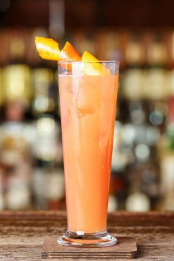 Buzlu kokteyl, greyfurt suyu ve cin restorandaki barın üstünde duruyor, mesaj atmak için yer var.