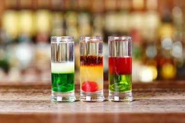 Lokantada kokteyl menüsü, bar tezgahında çeşitli kokteyller.