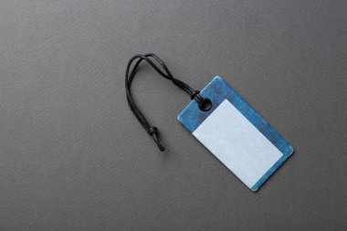 Giysi etiketi, arka planda boş model şablonu etiketi. Fiyat etiketi, hediye etiketi, satış etiketi.