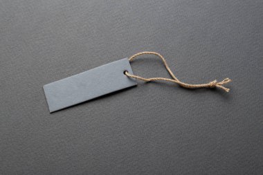 Giysi etiketi, arka planda boş model şablonu etiketi. Fiyat etiketi, hediye etiketi, satış etiketi.