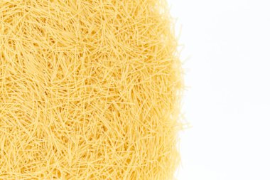 Beyaz arka planda pişmemiş vermicelli makarna. Çiğ fileto vermicelle. Metin için boşluk.