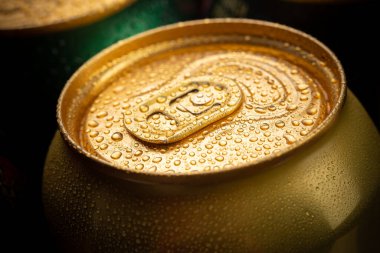 Metal bira kutuları, yaklaşın. Soğuk bir içecek kutusuna bir damla su. Alkolik içecek. Susuzluk giderme ve rahatlama.