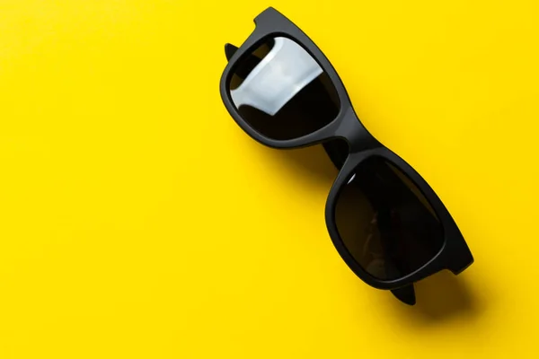 Сонцезахисні Окуляри Жовтому Тлі Захист Модний Аксесуар — стокове фото