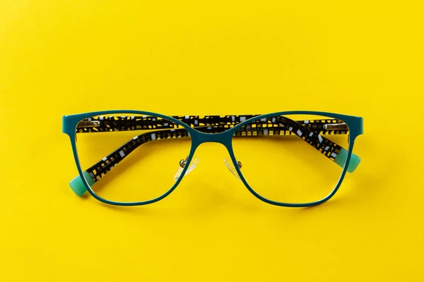 Stijlvolle Brillen Gele Achtergrond Optische Winkel Bril Selectie Oogtest Visie — Stockfoto