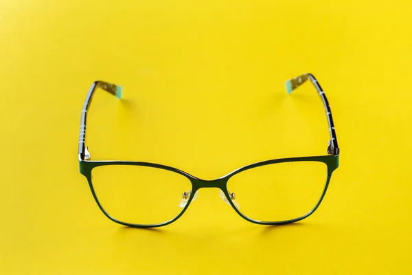 Stylowe Okulary Żółtym Tle Sklep Optyczny Dobór Okularów Badanie Wzroku — Zdjęcie stockowe