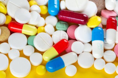 Renkli hapların ve kapsüllerin geçmişi. İlaç endüstrisi konsepti. Eczane. Antibiyotik direnci. Üst görünüm.