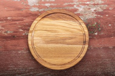 Ahşap mutfak masasının tahta kesme tahtası. Mesaj için yer var. Üst görünüm.